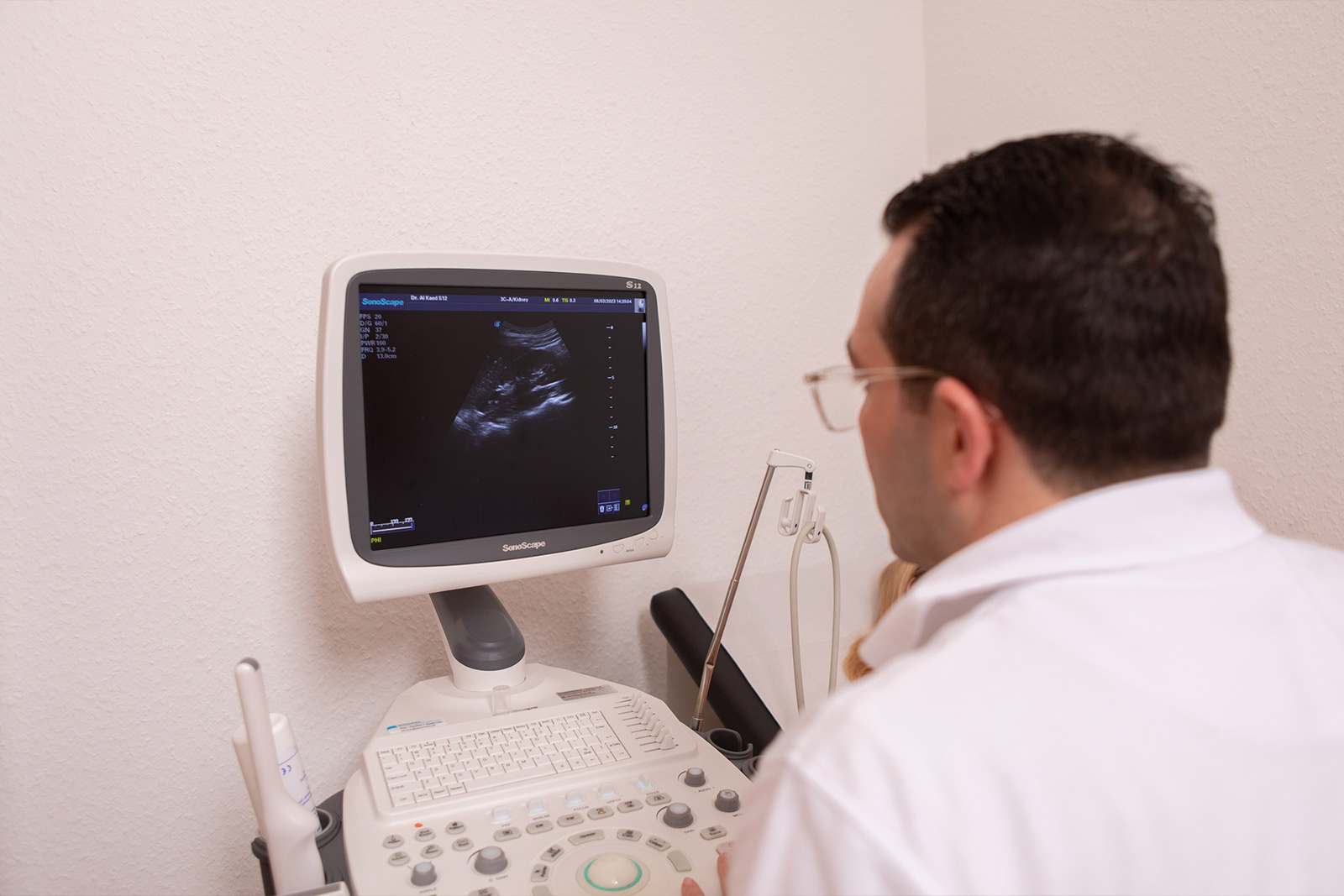 Urologie Dr. Nassim Al Kaed – Dr. Al Kaed macht eine Ultraschalluntersuchung
